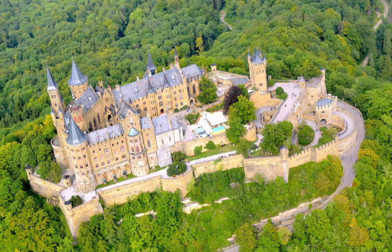 Though the palace has been left largely uninhabited by its royal family, since 1952, the Princess Kira of Prussia Foundation has used the castle for an annual summer camp for children.