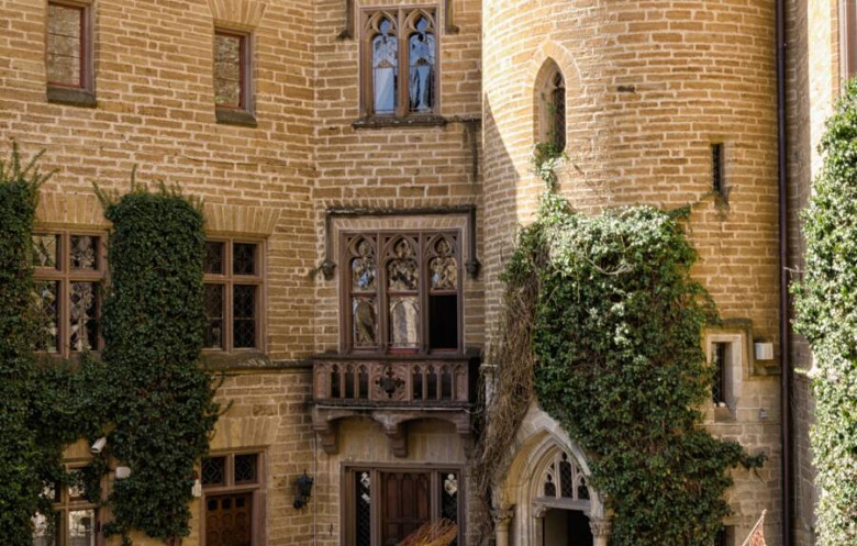 In the center of the palace are both Protestant and Catholic chapels.